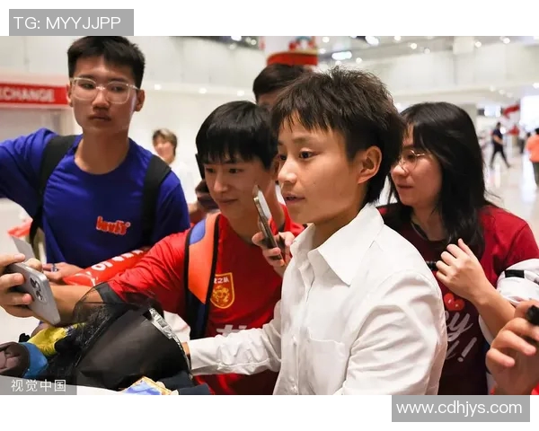 中国足球明星归国盛况引发热烈反响球迷热情迎接家乡英雄回归